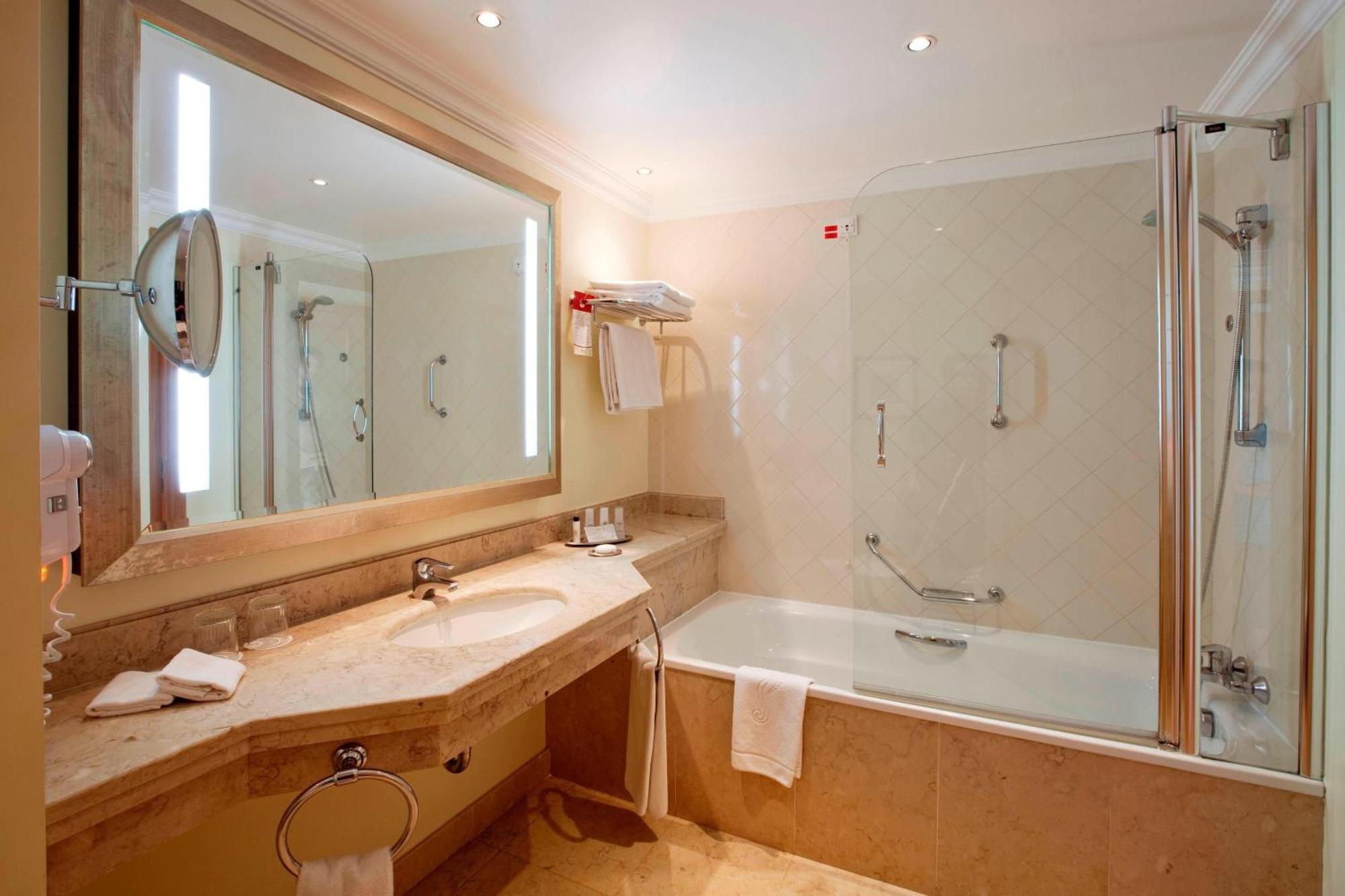 Quarto Duplo com 2 Camas de Casal e Vista Premium do Mar